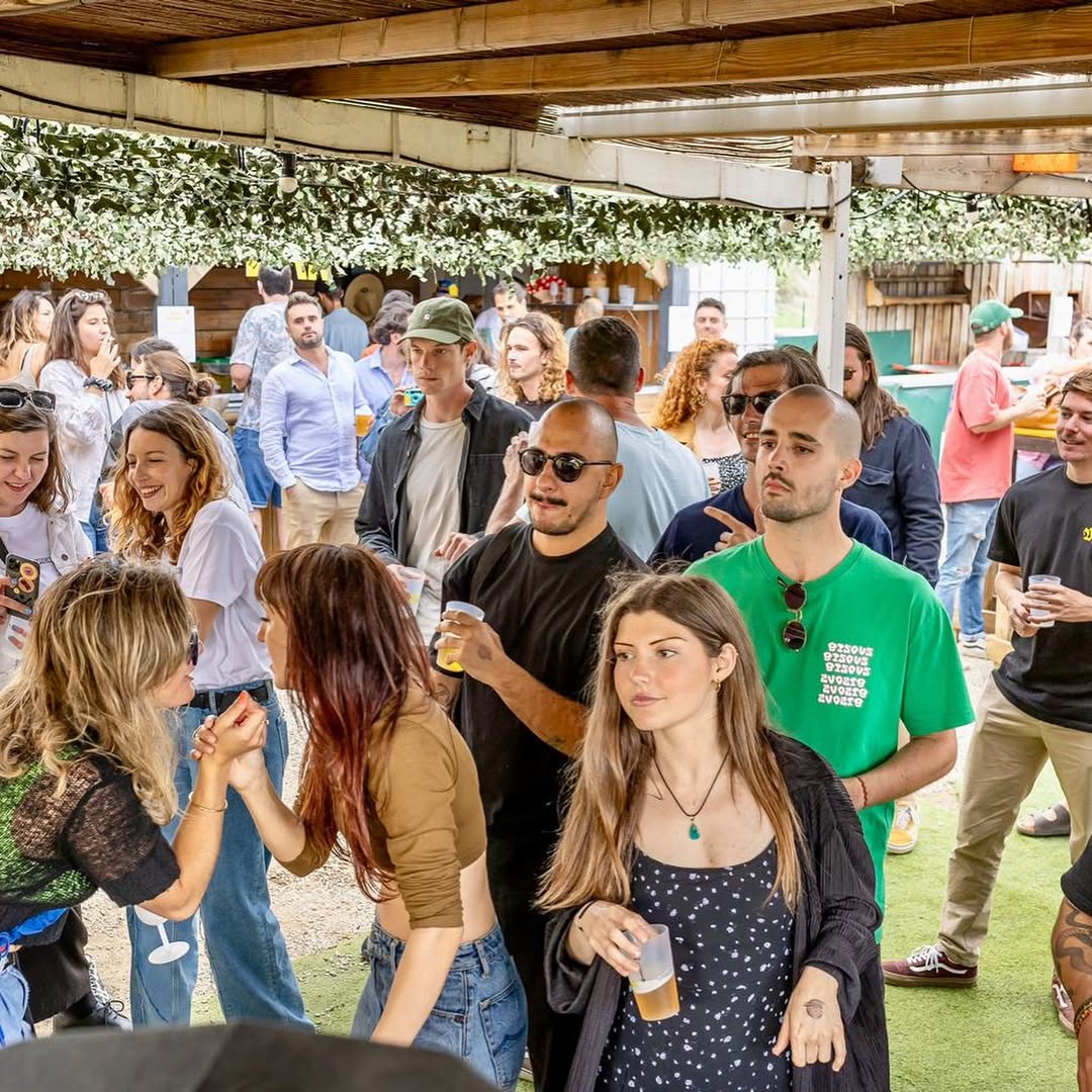 Public dansant lors d'un événement Marche Lune en Catalogne